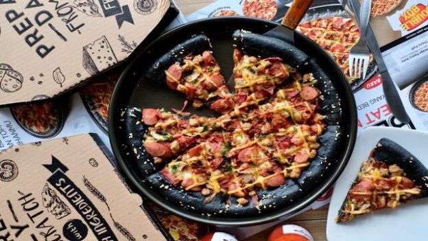 Pizza Arang Aktif Tampilan Unik, Rasa Menarik
